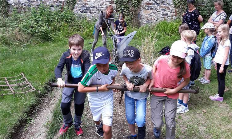 Zunächst durften die Kinder eigenhändig pflügen.Fotos: privat