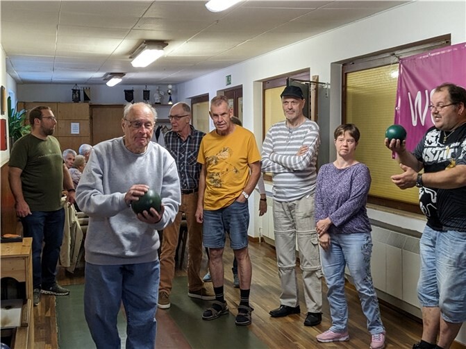 Zunächst kegelten sich die Gäste der Schützen warm. Foto: KS