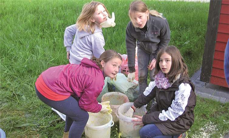 Zunächst mussten die Sägespäne eingefärbt werden.  Privat