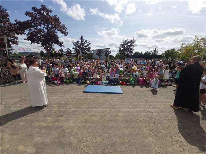 Zunächst sollten Pfarrerin Daniel und Pfarrer Bergner die Kinder durch den Einschulungsgottesdienst unter freiem Himmel führen. Foto: privat