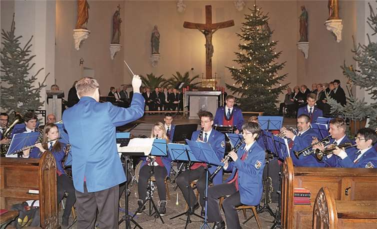 Zunächst spielte der Treiser Musikverein unter Dirigent Mathias Quint. TT