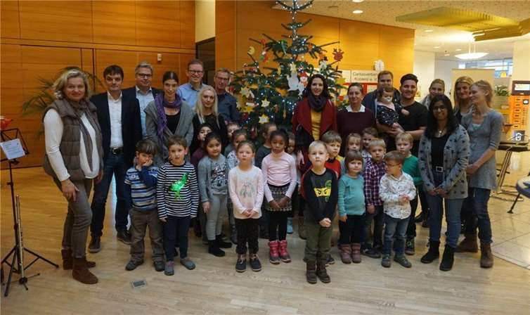 Zunächst stimmten die Kinder imChor auf die Advents- und Weihnachtszeit ein. Fotos: STUKO
