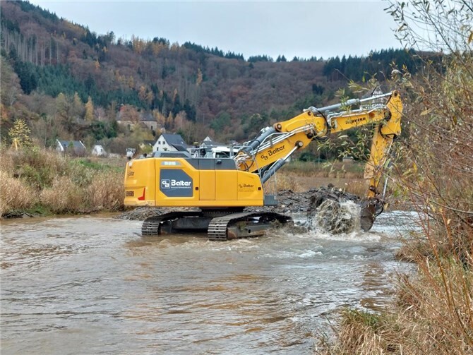 Zunächst werden die Uferbereiche der Ahr tiefergelegt.  Foto: Svenja Berweiler / Björnsen Beratende Ingenieure GmbH