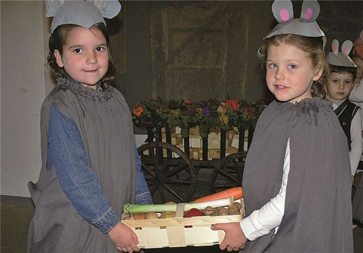 Zunächst wurde der Karren mit Feld-, Wald- und Gartenfrüchten bestückt.