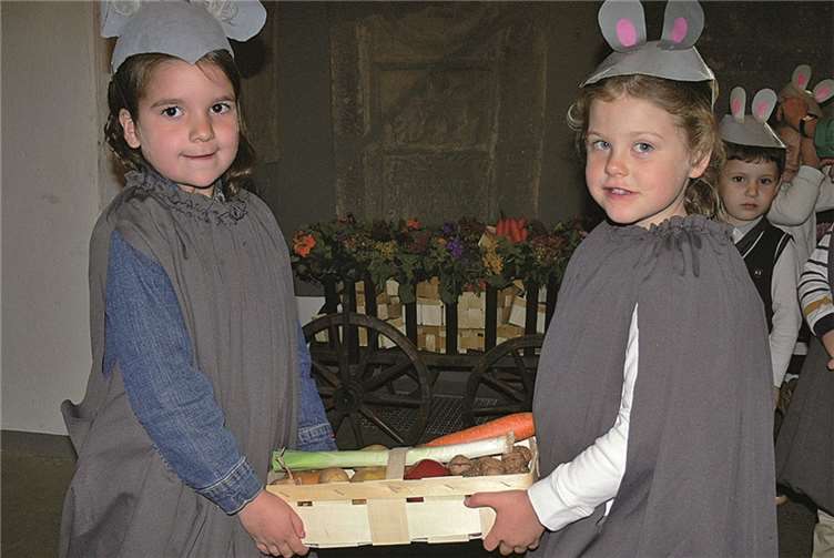 Zunächst wurde der Karren mit Feld-, Wald- und Gartenfrüchten bestückt.