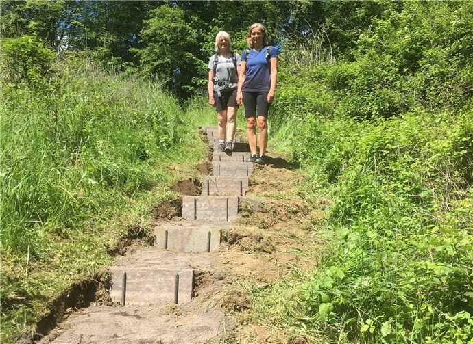 Zunächst wurden dazu im Streckenabschnitt Lammertal 22 Stufen verbaut. Danach ging es zum südwestlichen Ausgang des Vulkans Leitenkopf. Hier konnte der Weg, durch weitere 11 Treppenstufen für eine gefahrlose Begehung, verbessert werden.