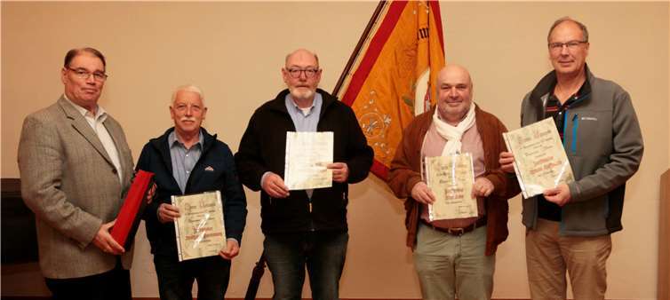 Zunftführer Dieter Becker ehrte für 40 Jahre in der Hammerzunft Wolfgang Pantenburg, Hans Peter Geyer, Kurt Löhr und Arnold Hoffmann (von links).Fotos: SES