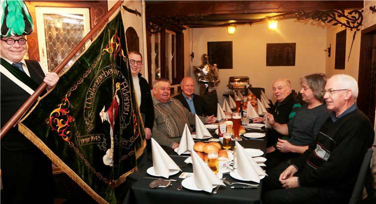 Zunftmeister Bernd Koll und einige Mitglieder der Wollenweber Zunft. Fotos: -SES-