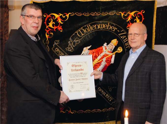 Zunftmeister Frank Wisniewski (li.) überreicht Josef Thelen die Urkunde für seine 50-jährige Mitgliedschaft. SES