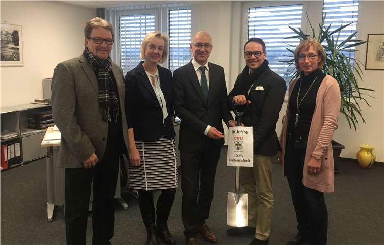 Zupackend: Bürgermeister Bert Spilles (Bildmitte) freut sich über sein Geschenk, das ihm die CDU zum Zehnjährigen überreicht hat. Von links: Rainer Friedrich, Ariane Stech, Joachim Kühlwetter, Katja Kroeger.