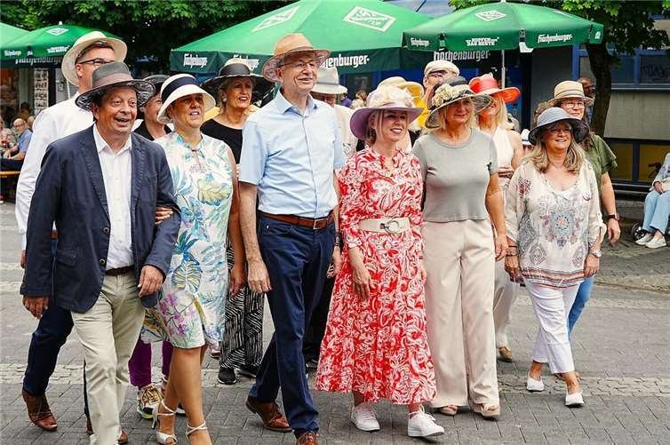 Herz des Neuwieder Stadtfests pulsierte an anderer Stelle Zur 25. Hutparade zeigten sich die Neuwieder auch wieder einmal schick und elegant „wohl behütet“.