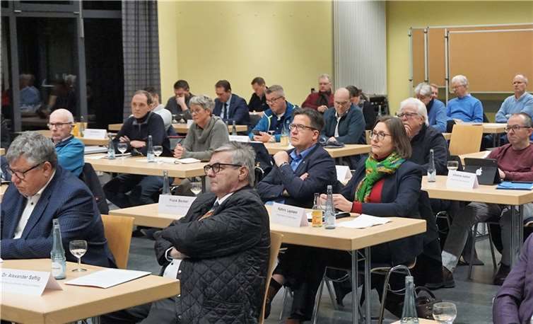 Zur 3. Zusammenkunft des „Aktionsbündnis gegen Bahnlärm und die Entlastung des Mittelrheintals“ kamen 70 Kommunalpolitiker aus Neuwied und den benachbarten Landkreisen in die VHS Neuwied.