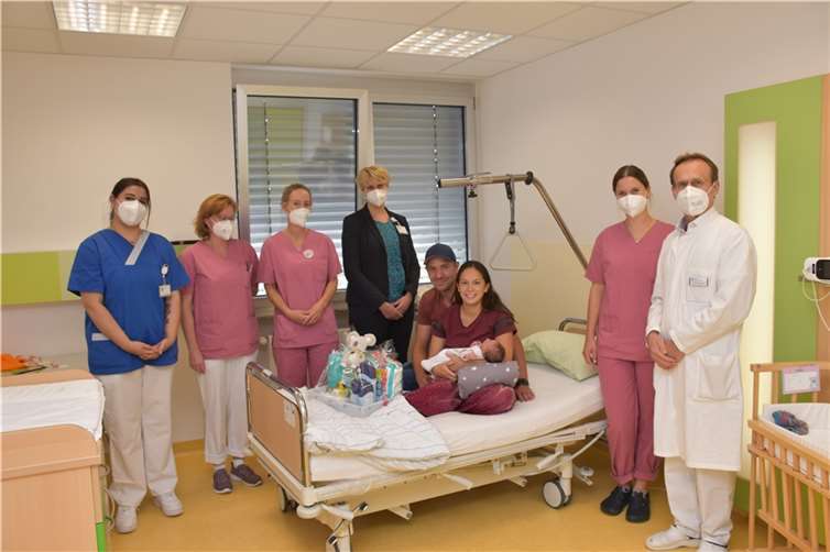 Zur 500. Geburt im St. Elisabeth Mayen gab es für die Eltern der kleinen Luisa ein Erstlingspaket und viele Glückwünsche von Vertretern des Direktoriums, des Kreißsaals und der Klinik für Frauenheilkunde und Geburtshilfe.  Foto:privat