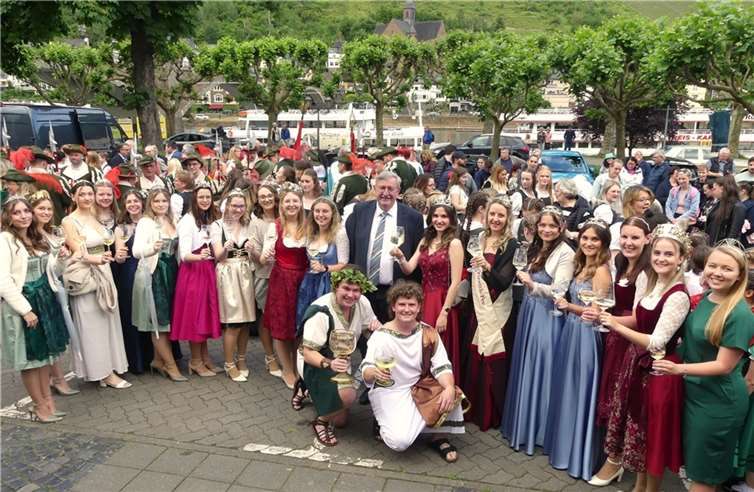 Zur 53. Mosel-Wein-Woche konnte Stadtbürgermeister Walter Schmitz 20 regionale Weinmajestäten sowie zwei Bacchus-Götter begrüßen. Fotos: TE