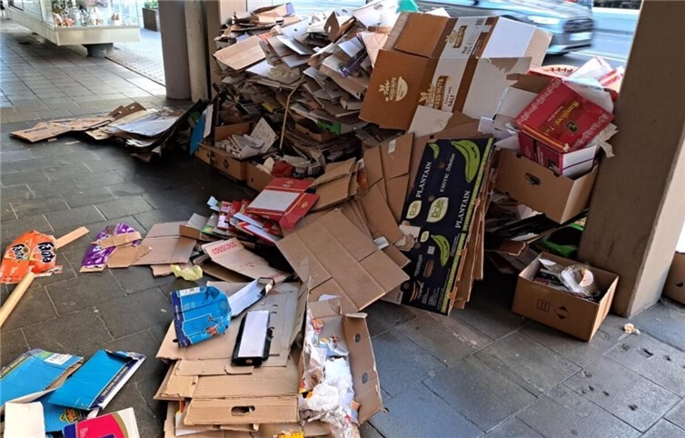 Zur Abfuhr bereitgestelltes Altpapier in der Altstadt. In diesem Fall wurde es nicht ordentlich gebündelt und hat sich dadurch auf dem Bürgersteig verteilt. Foto: Stadt Koblenz / Röser