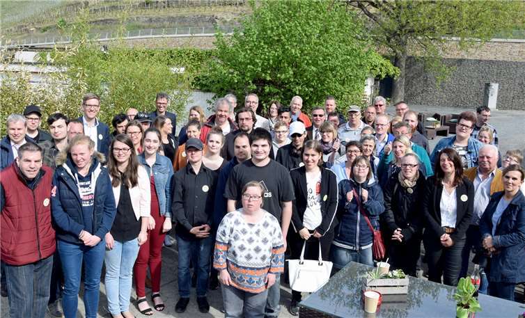 Zur Abschlussveranstaltung waren Teilnehmer an der Aktion sowie Vertreter von Caritas und Kreisverwaltung ins Weingut Sonnenberg gekommen. Caritas Werkstätten XTERN