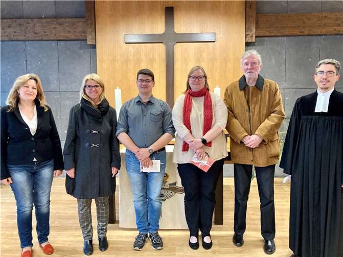 Zur Amtseinführung von Jan Dittmann und Britta Rinke (Mitte) ins Presbyterium der Evangelischen Kirchengemeinde Plaidt gratulierten auch (von links) Inna Hein, Heike Staffa, Klaus Schamberger und Pfarrer Michael Stoer. Foto:privat