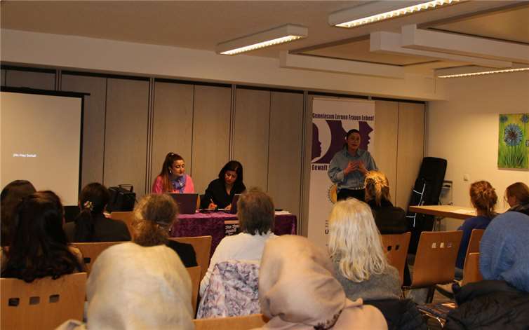 Zur Auftaktveranstaltung des neuen Projekts Projekts "Jin, Jiyan, Azadî trifft Nie wieder ist jetzt!" waren zahlreiche Interessierte gekommen.Foto: privat