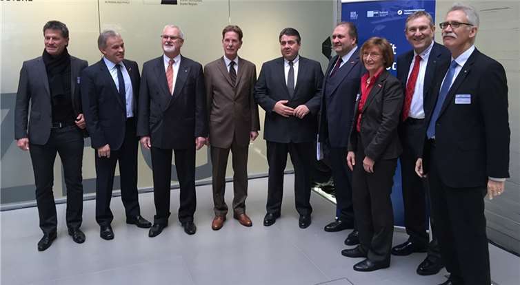 Zur Auftaktveranstaltung in Koblenz begrüßten 150 Vertreter der mittelständischen Wirtschaft Bundeswirtschaftsminister Sigmar Gabriel (Mitte), darunter ZDH-Präsident Hans Peter Wollseifer (4.v.r.), HwK-Hauptgeschäftsführer Alexander Baden (2.v.r.) wie auch Präsident Kurt Krautscheid (2.v.l.). Fotos: P!ELmedia