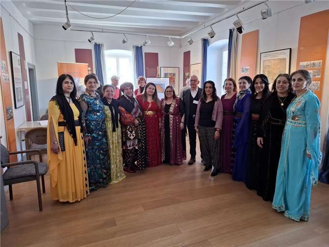 Zur Ausstellungseröffnung hatten sich Mitglieder der Gruppe Sara prächtig gekleidet. In ihrer Mitte der Vorsitzende des Museumsvereins Dieter Ohm. Foto: privat