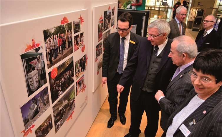 Zur Ausstellungseröffnung informierten Anna Maria Schuster (v.r.), Geschäftsführerin der „Freunde der Buga“, Vereinsvorsitzender Hans-Dieter Gassen, Oberbürgermeister Joachim Hofmann-Göttig und Löhr-Center-Manager Stephan Antwerpen. HEP