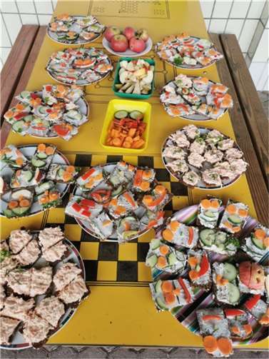 Zur Auswahl standen vielfältige Delikatessen wie gefüllte Wraps, Quarkspeisen mit Bananen und Mandarinen, sowie frisch geschnittenes Obst und Gemüse.