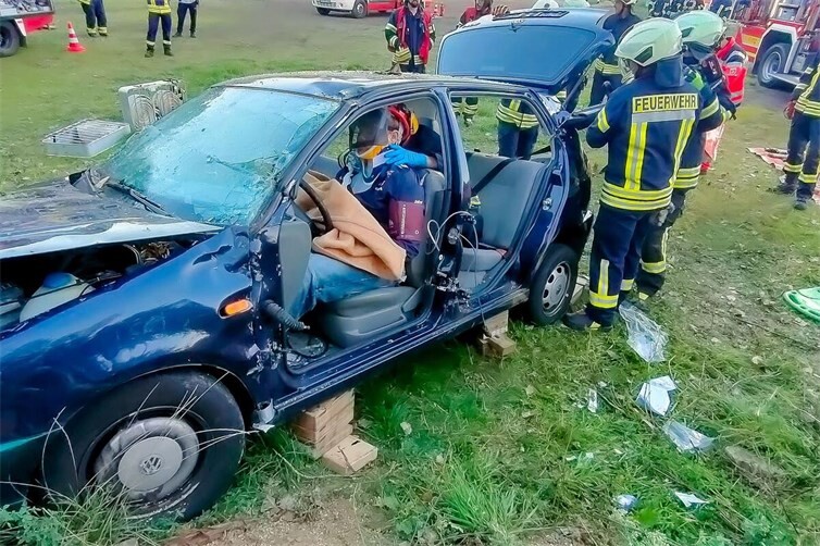 Zur Befreiung des vermeintlich eingeklemmten Fahrers musste das Fahrzeugdach bei der Übung mit hydraulischem Rettungsgerät entfernt werden.