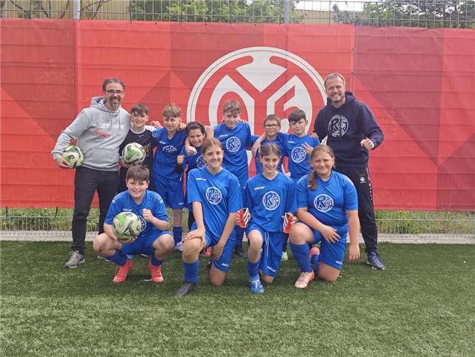Zur Begeisterung der Spieler*innener erlebten sie im Rahmen einer Autogrammstunde drei Fußballprofis von Mainz 05 hautnah. Foto: Realschule plus und FOS Untermosel