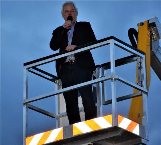 Zur Begrüßung am Eröffnungsabend stiegBürgermeister Stefan Raetz in einen Hubwagenkorb.