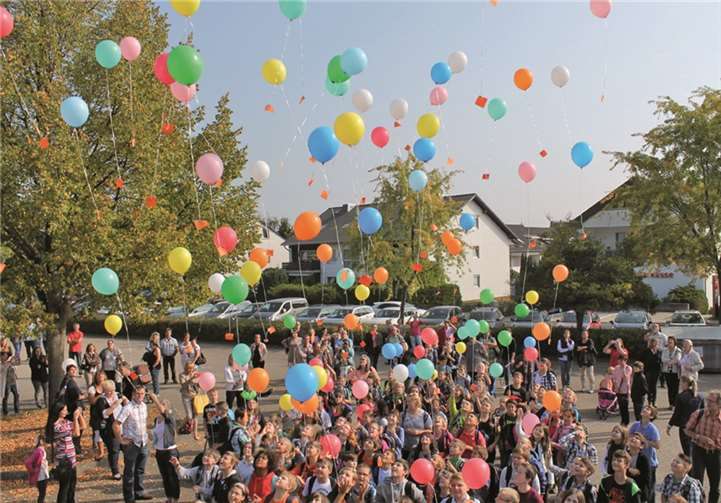 Zur Begrüßung der neuen Fünftklässler ließen die Schülerinnen und Schüler viele bunte Luftballons aufsteigen. Privat