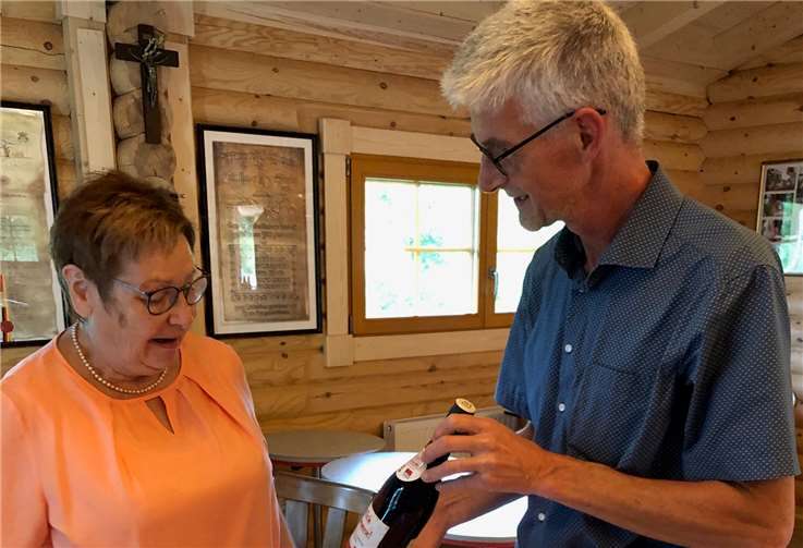 Zur Begrüßung des Neumitglieds Beatrix Freund in der Aktivgemeinschaft gab es ein leckeres Wilkommens-Tröpfchen vom Vorsitzenden Reiner Friedsam.Foto: privat