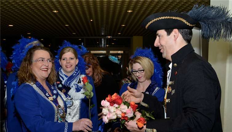 Zur Begrüßung erhält jede Möhn eine Rose, hier überreicht von OrgaLeiter Thomas Probstfeld.
