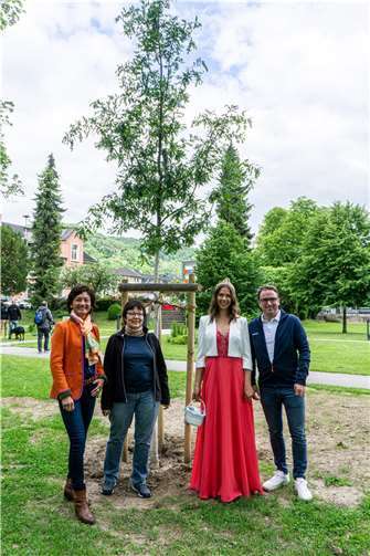 Zur Begrüßung fanden sich die Landtagsabgeordnete Petra Schneider, Bürgermeister Marcel Caspers und die Brunnenkönigin ein. Foto: privat