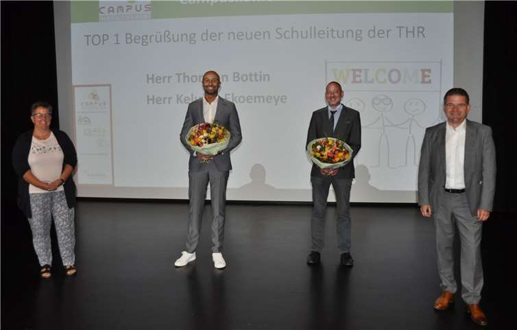 Zur Begrüßung gab es Blumen: v.li. Silvia Klemmer, Fachbereichsleiterin Bildung, Kultur und Sport, Kelubia Ekoemeye, stellvertretender Schulleiter, Thorsten Bottin, Schulleiter, und Bürgermeister Holger Jung.Quelle: Stadt Meckenheim