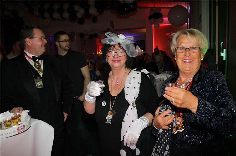 Zur Begrüßung gab es bei den „Rentnern“ einen hochprozentigen Schluck, den sich auch die Bürgermeisterin schmecken ließ.