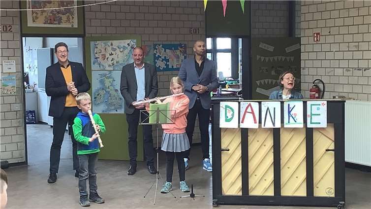 Zur Begrüßung wurde das Schullied gesungen.  Foto: EGS