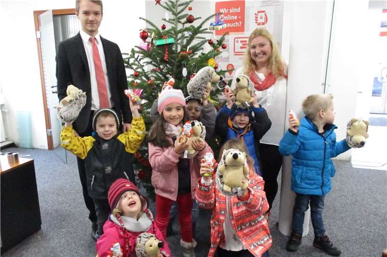 Zur Belohnung bekamen die Kinder ein Stofftier und natürlich Schokolade. Privat