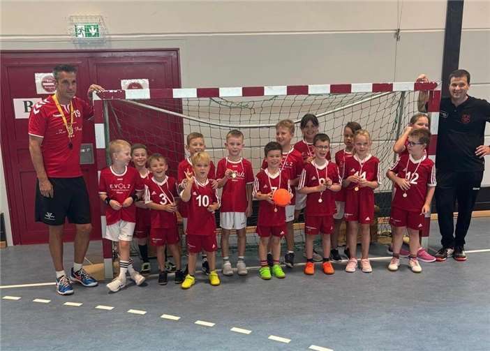 Zur Belohnung gab es bei der Siegerehrung neben Süßigkeiten noch eine Medaille.  Fotos: privat