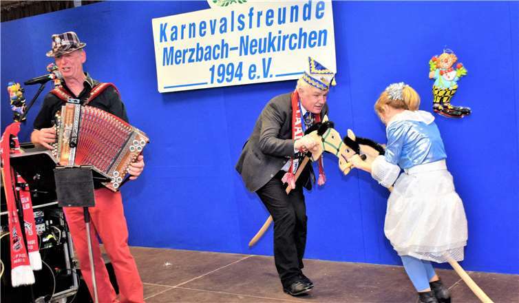 Zur Belustigung der Gäste wurde das „Pferdelied“ von zwei kühnen Reitern lustig begleitet. Fotos: EICH