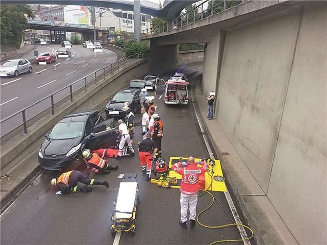 Zur Bergung des schwer verletzten Kradfahrers mussten die Einsatzkräfte den Pkw seitlich anheben.privat