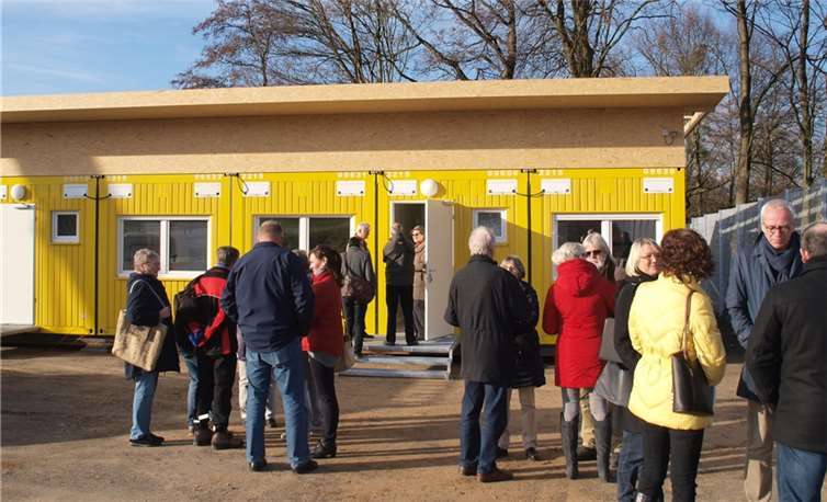Zur Besichtigung der Containeranlage für Flüchtlinge in Niederberg hatten sich einige Bürgerinnen und Bürger eingefunden. US