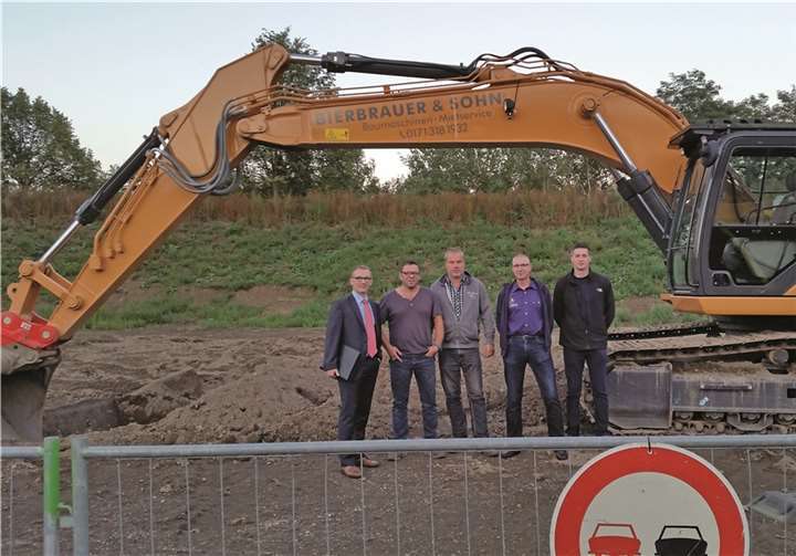 Zur Besichtigung des Baggerados in Nickenich (v.l.): Wehrführer Dirk Schwindenhammer, Klaus Hackenbruch und Karl-Werner Bierbrauer vom Baggerado, Uwe Schrömges und Daniel Heymann von der Feuerwehr Plaidt. Feuerwehr Plaidt