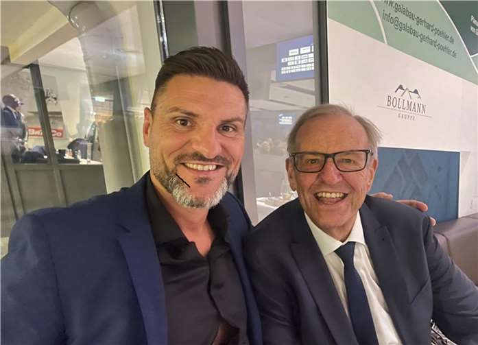 Zur Bochumer Reporter-Legende Günther Pohl unterhält Trainer Sascha Watzlawik mittlerweile auch privat eine freundschaftliche Verbindung. Quellen: FV Engers