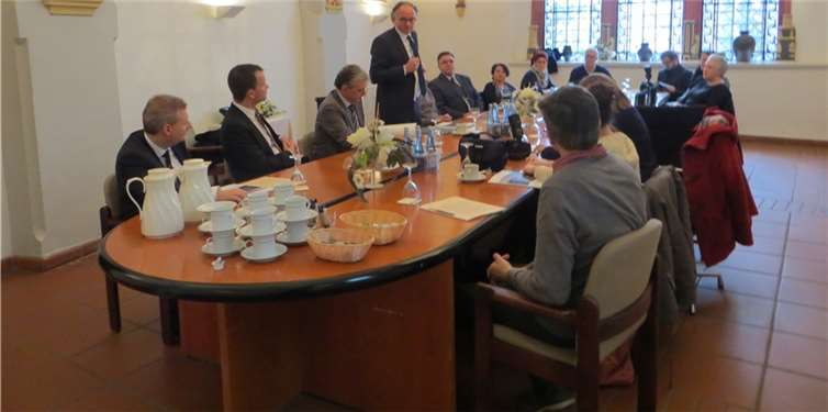 Zur Buchvorstellung in Andernachs historischem Rathaus fanden sich in der Migrationsarbeit engagierte Ehrenamtliche und andere Unterstützer des Buchprojekts ein. MKA