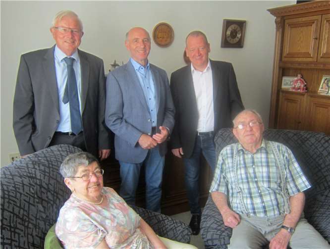 Zur Diamantenen Hochzeit der Eheleute Rosina und Johann Schweitzer überbrachten (v.l.) Erster Beigeordneter Anton Reiter, Kreisbeigeordneter Rudi Zenz und Stadtbürgermeister Gerd Klasen Glückwünsche der Verbandsgemeinde Maifeld, des Landkreises Mayen-Koblenz sowie der Stadt Polch. privat