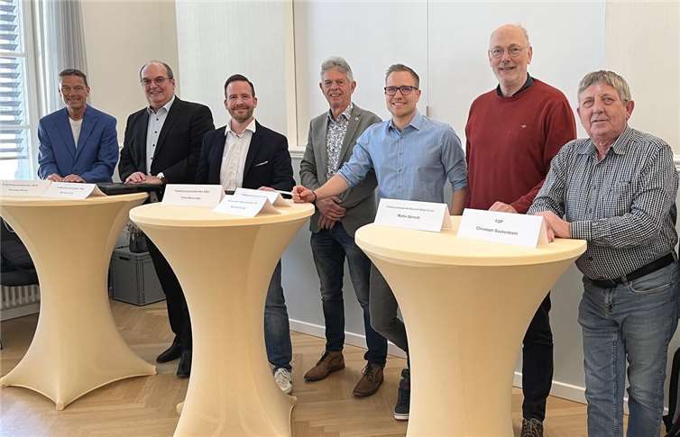 Zur Diskussion mit den Schülerinnen und Schülern bereit: (v.l.n.r.) Thomas König (Fraktionsvorsitzender AfD), Michael Groß (Fraktionsvorsitzender FWG), Timo Kanzinger (Fraktionsvorsitzender CDU), Herbert Keifenheim (Fraktionsvorsitzender SPD), Nicolas Cordes (stv. Fraktionsvorsitzender SPD), Martin Schmitt (Fraktionsvorsitzender Bündnis 90/Die Grünen) und Christoph Guckenbiehl (Fraktionsvorsitzender FDP).  Foto: Theresa Bauerfeld