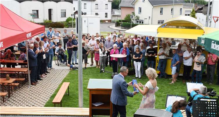 Zur Dorfplatzeinweihung überreichte VG Bürgermeister Breithausender Ortsbürgermeinsterin ein Geschenk. Fotos: HEP