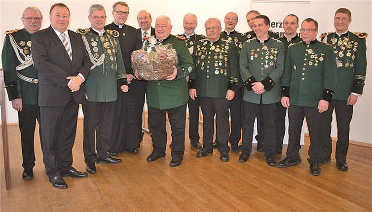 Zur Ehrung der langjährigen Schützen erschien auch Landrat Dr. Jürgen Pföhler. -AB-