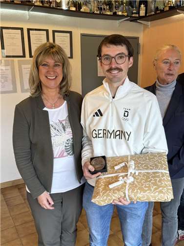 Überraschung gelungen: Ehrung für Jonas Wiesen Zur Ehrung erhielt Jonas Wiesen die kleine Tonplakette des Landkreises Cochem-Zell.Fotos: Klaus Bischof