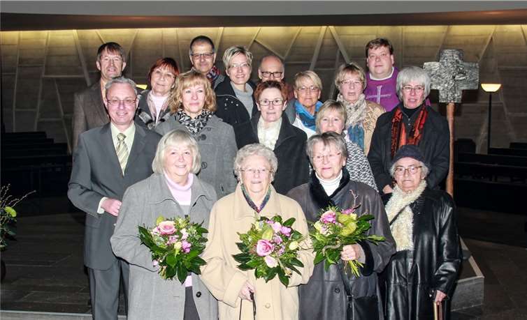 Zur Ehrung gab es einen Blumenstrauß für die Gründungsmitglieder (v.l.) Gabi Weis, Therese Hirsch und Hilde Helf. Alois Schmitz